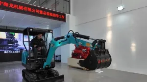 Operación de la miniexcavadora sobre orugas KV25