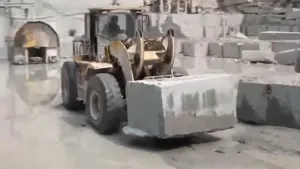 Operación de la cargadora para manipulación de bloques